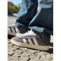 Sapatilha Adidas em camurça