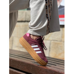 Sapatilha Adidas em camurça